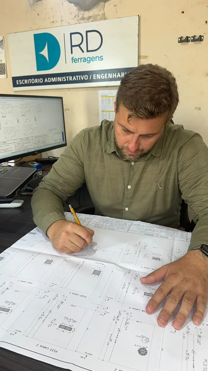 Engenheiro Civil Rodrigo Duron analisando projeto estrutural
